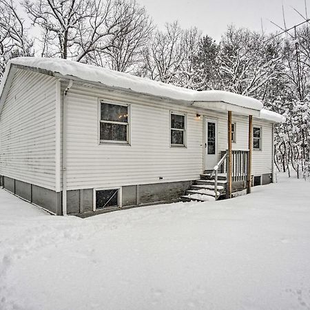 Wooded Twin Lakes Retreat 13 Mi To Lake Michigan! Exteriör bild