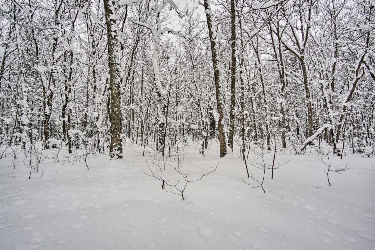 Wooded Twin Lakes Retreat 13 Mi To Lake Michigan! Exteriör bild