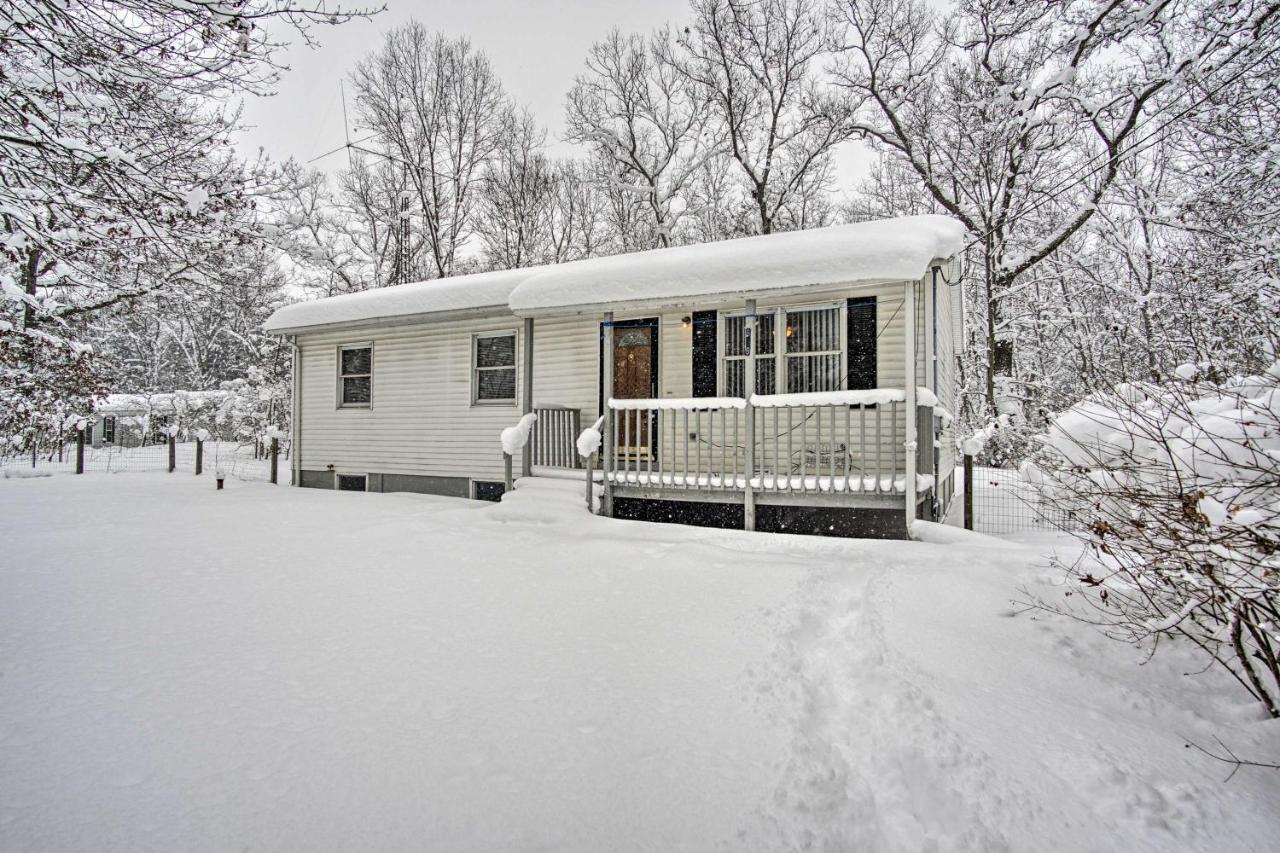 Wooded Twin Lakes Retreat 13 Mi To Lake Michigan! Exteriör bild