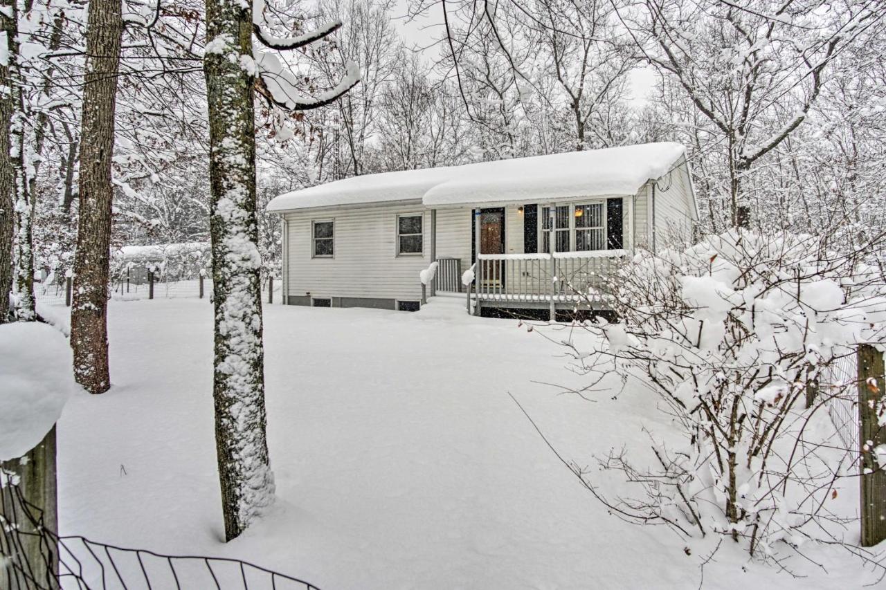 Wooded Twin Lakes Retreat 13 Mi To Lake Michigan! Exteriör bild